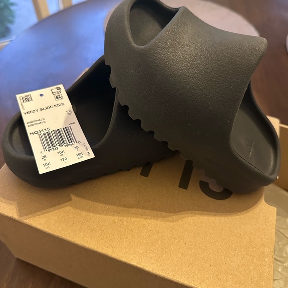 Yeezy Kids Slide in Charcoal - Picture 1 of 3